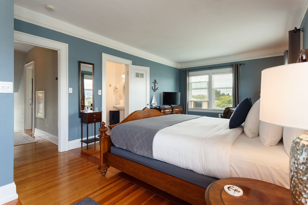 Nantucket Inn 5/50