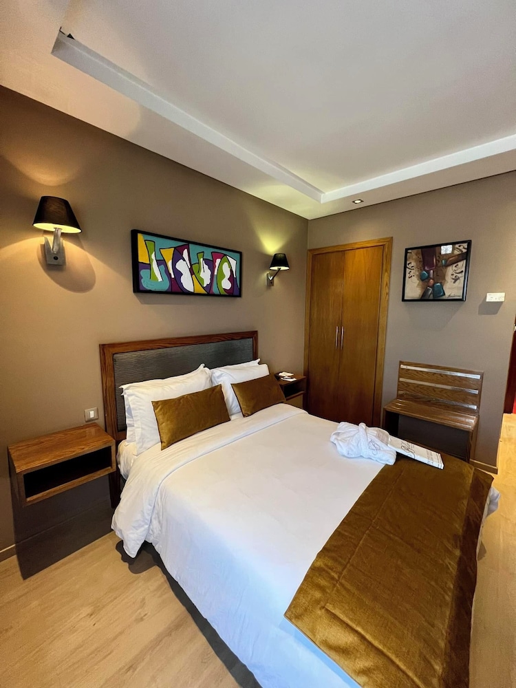 DELUXE, QUEEN BED, CITY VIEW