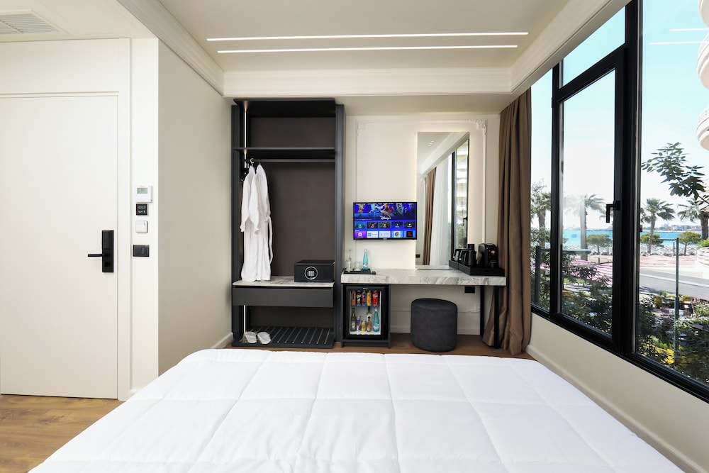 Hotel Adore 18/60