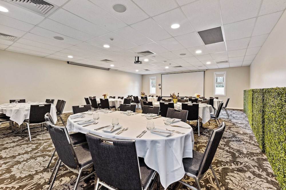 International Hotel Wagga Wagga 63/66