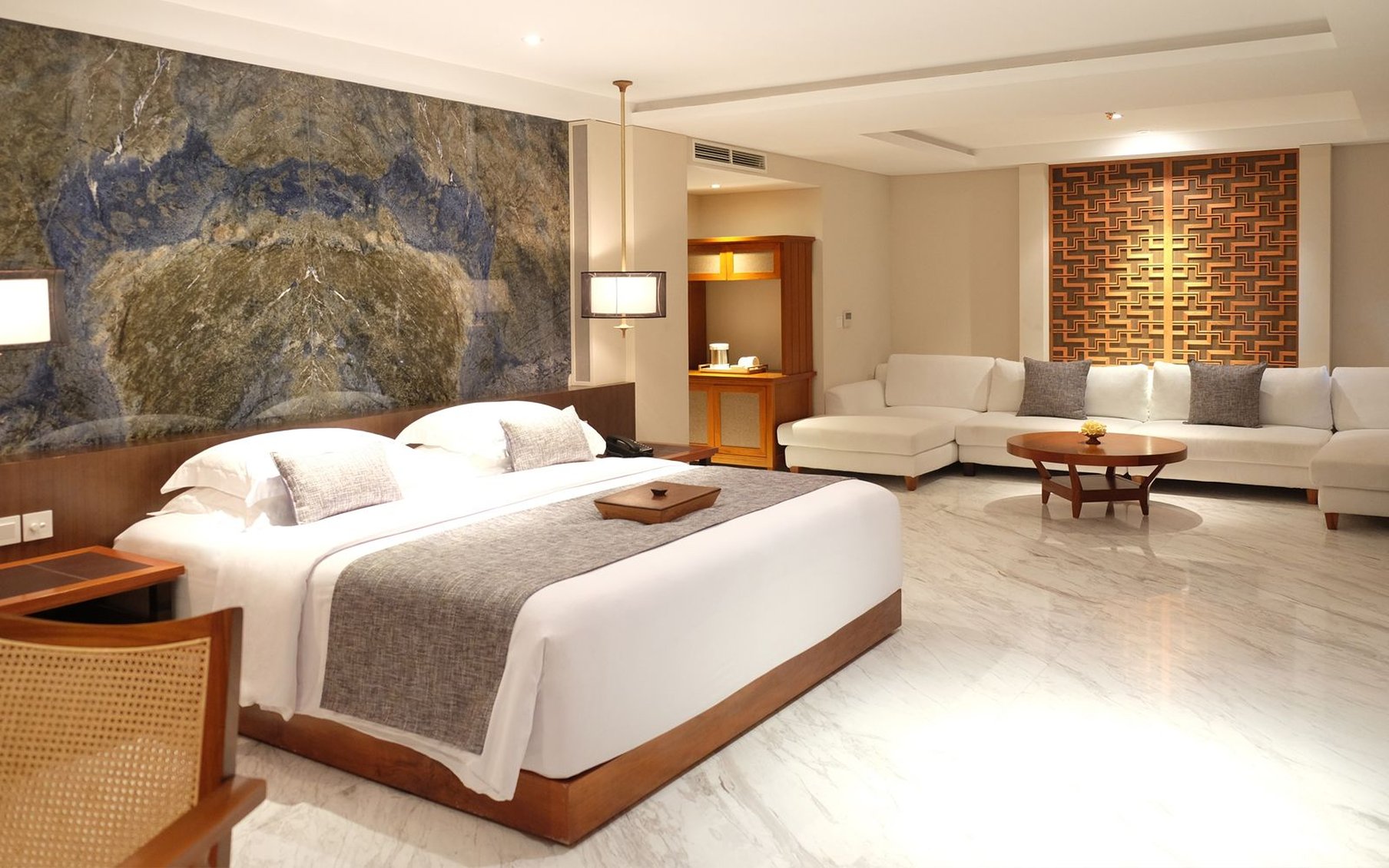 GRAND, SUITE, JETTED TUB