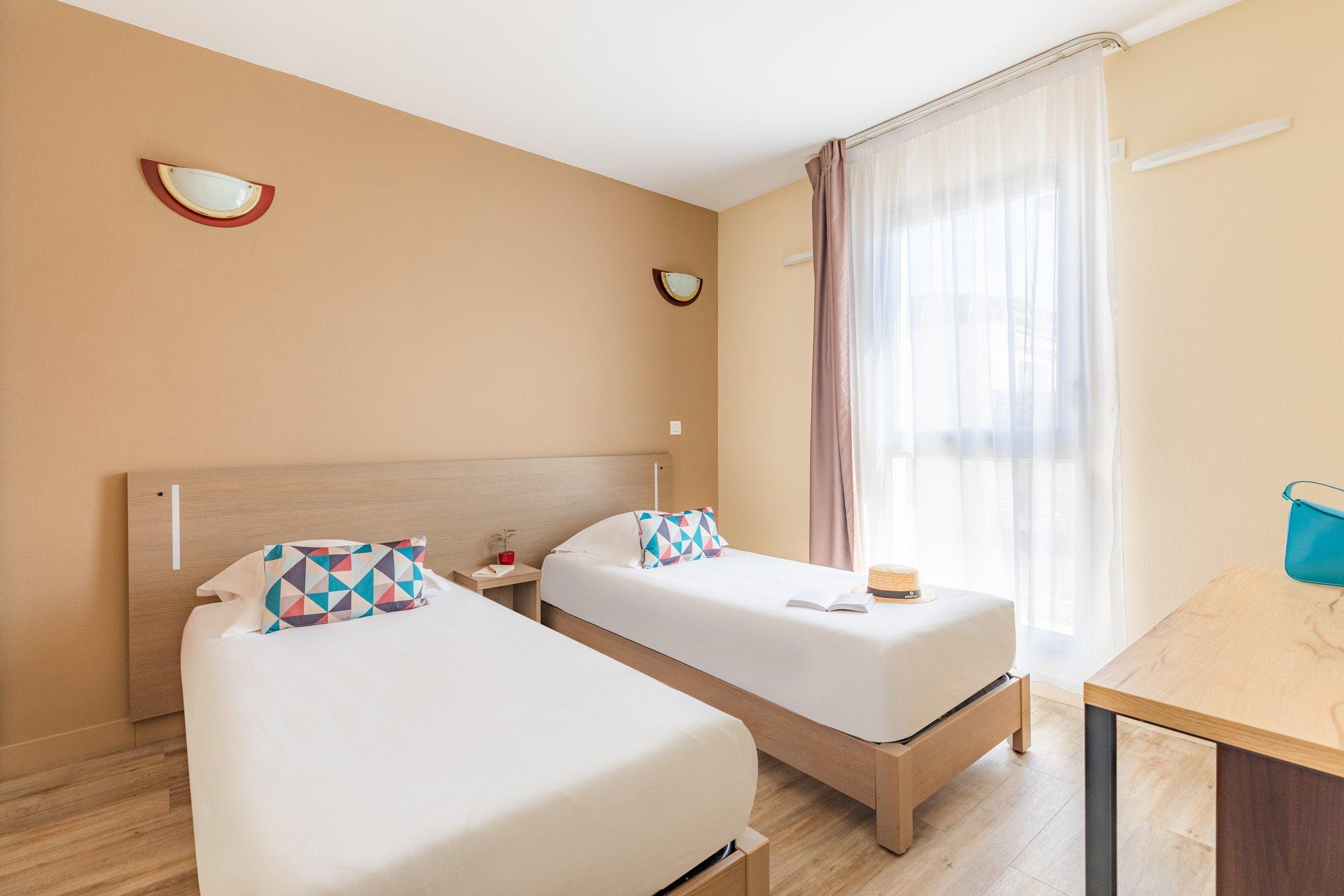شقة بسريرين مزدوجين بغرفة نوم واحدة