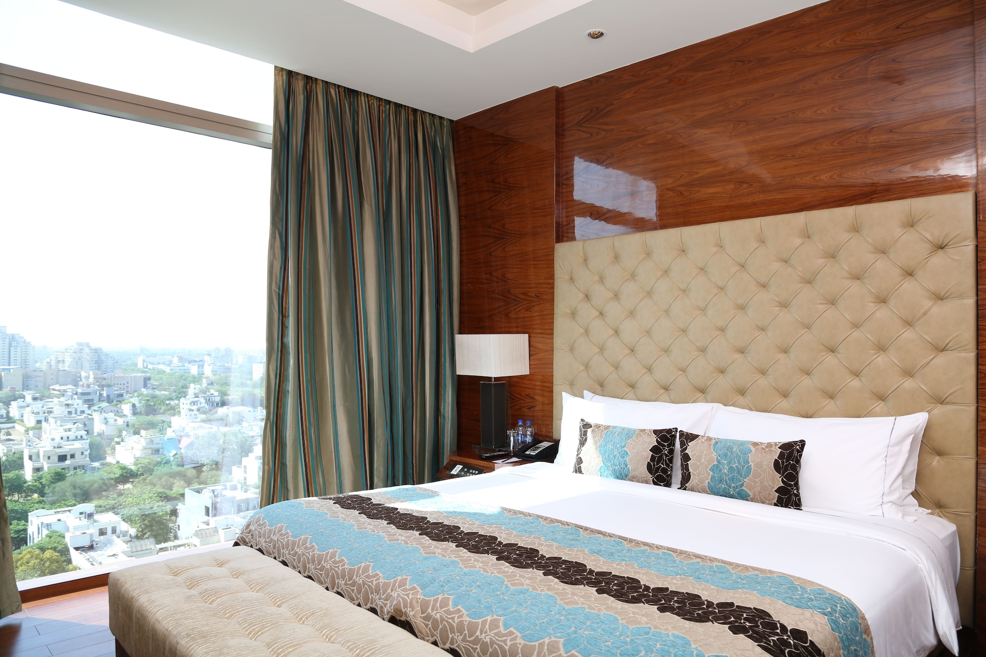 Taj Club, King Bed, Bathtub