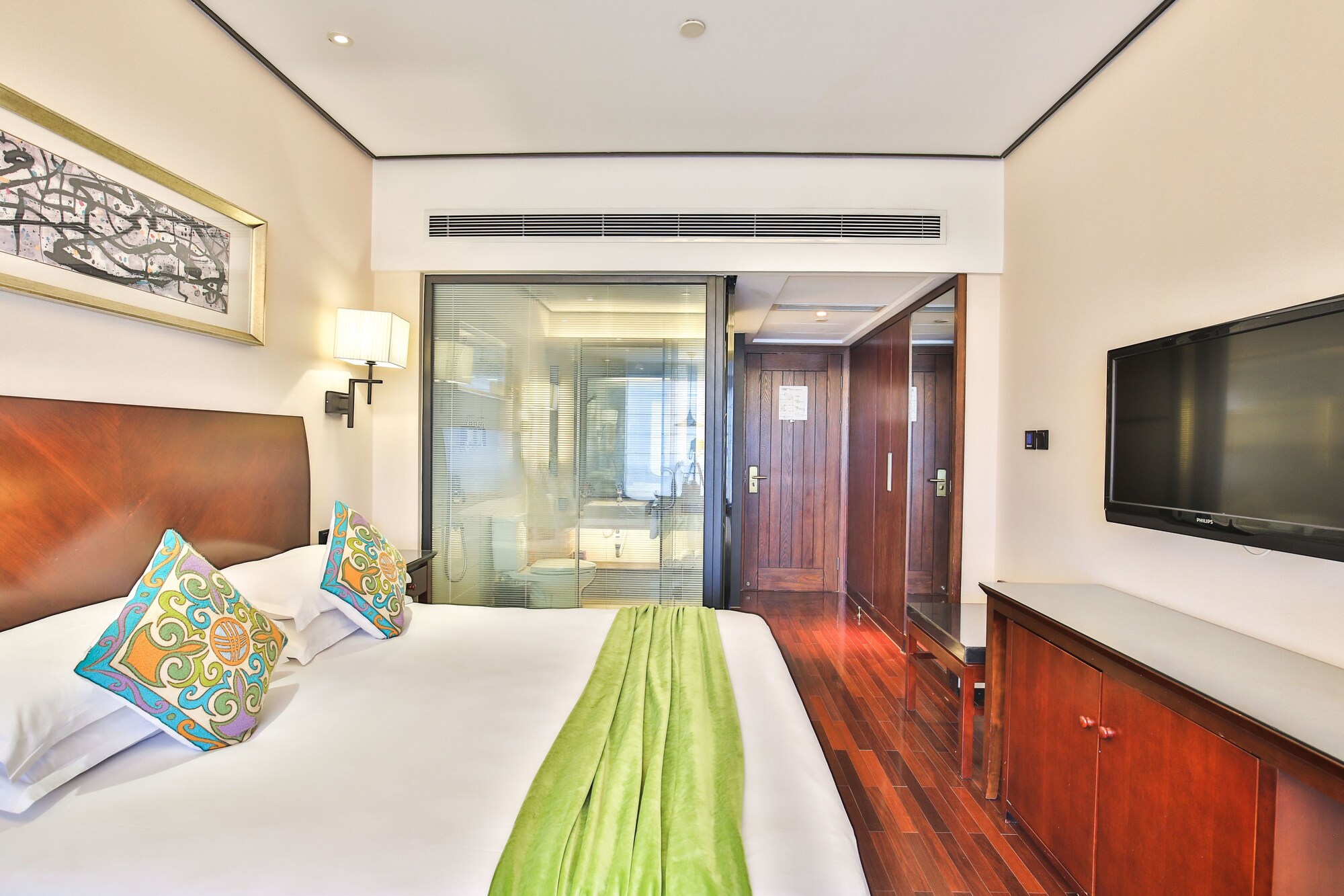 DELUXE ROOM KING BED