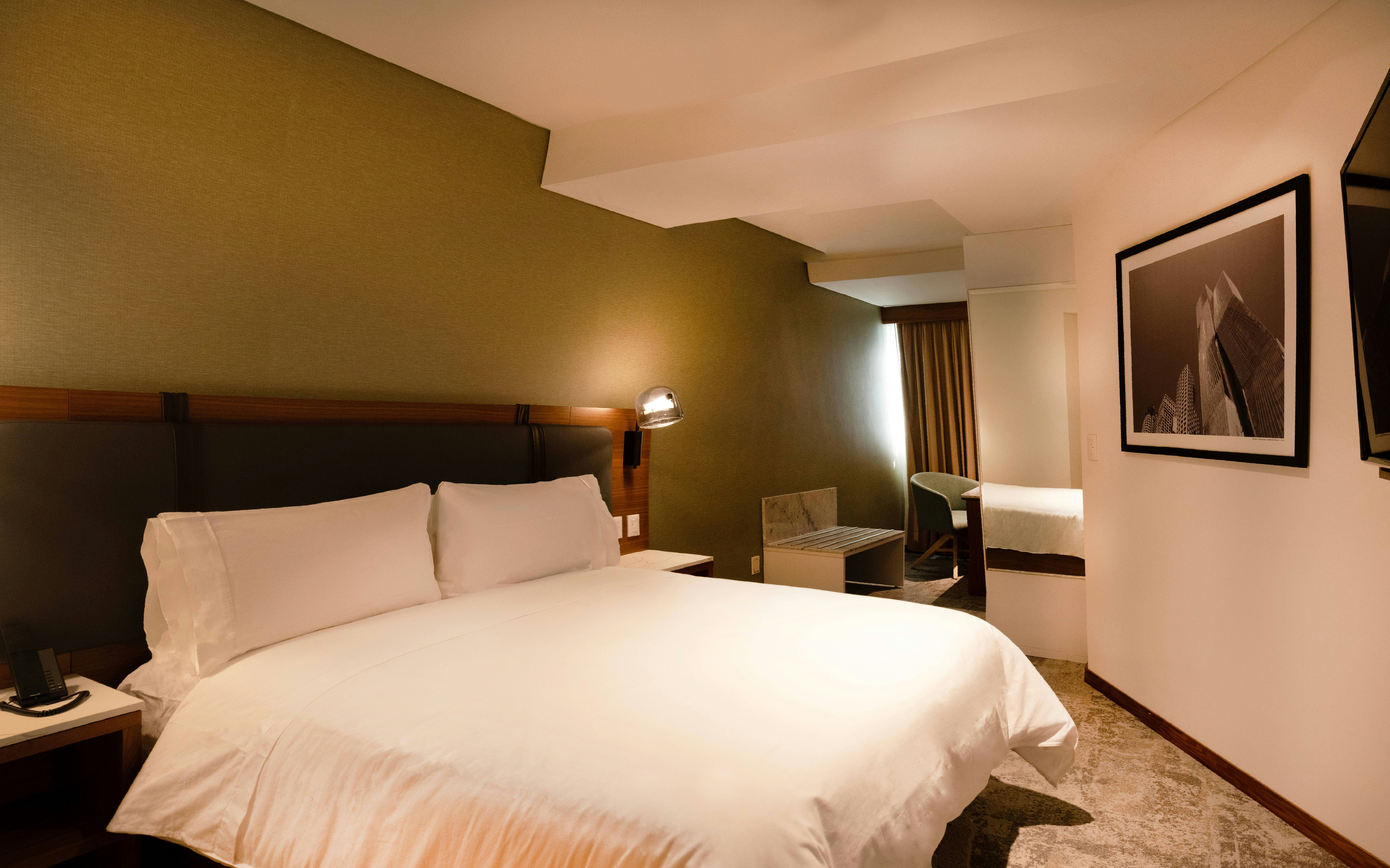 ROOM, KING BED, CORNER