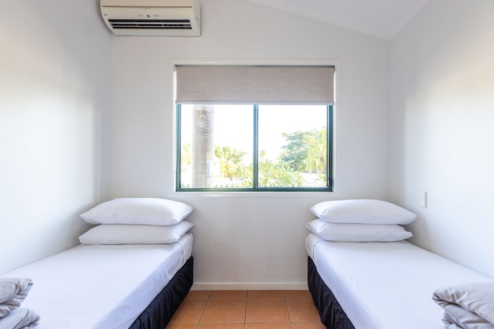 فيلا عائلية بسرير كوين وسريرين منفصلين بغرفتي نوم، NRMA Bowen Beachfront Holiday Park 2/3