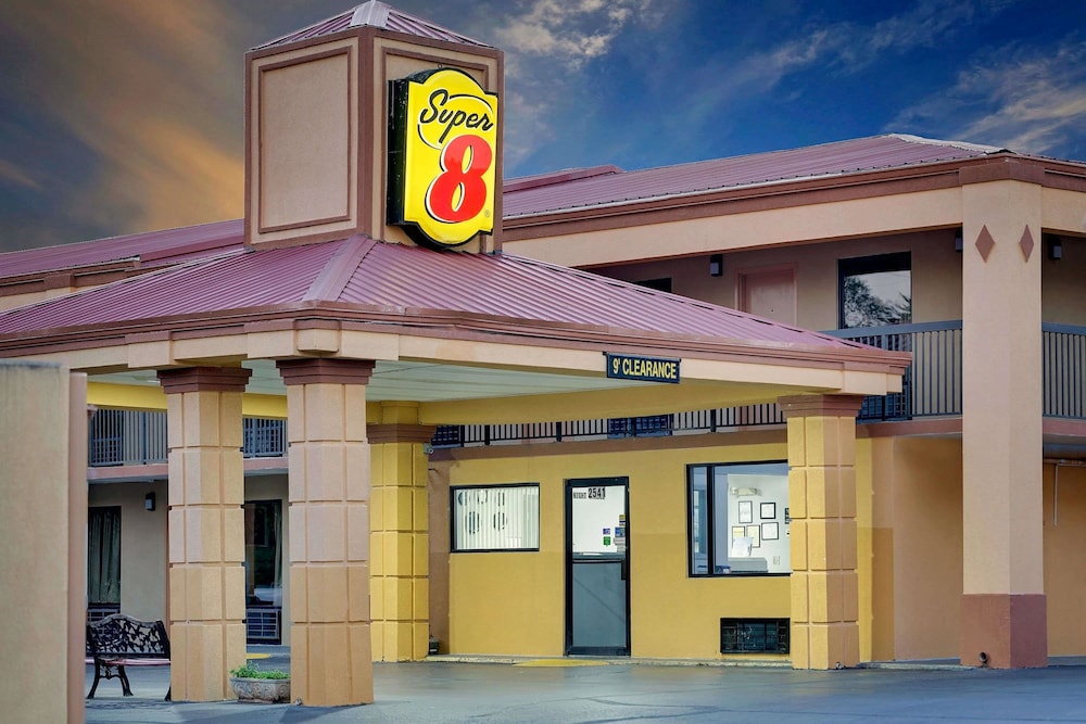 Super 8 By Wyndham Athens 3/17