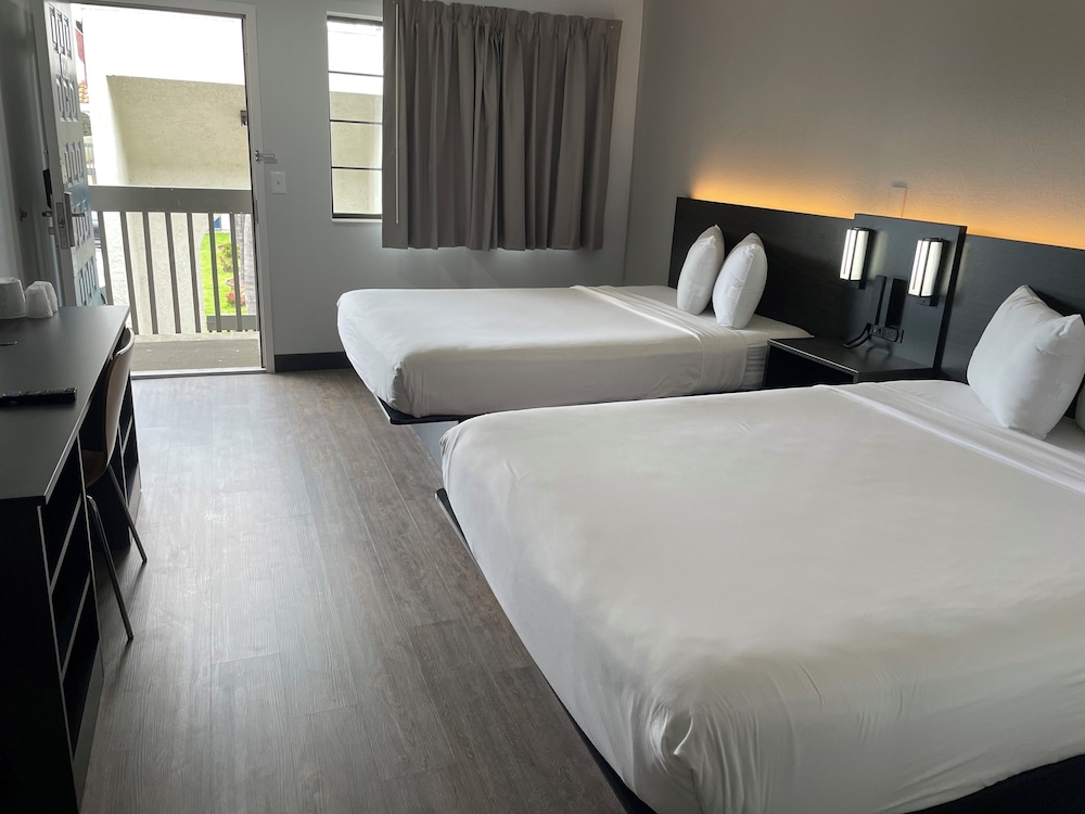Deluxe, 2 Queen Beds, Motel6 Lompoc, CA 5/10