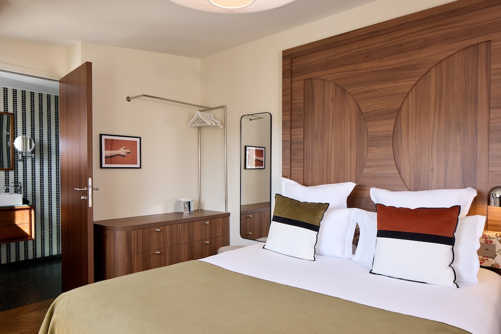 Room, Queen Bed, Eiffel View