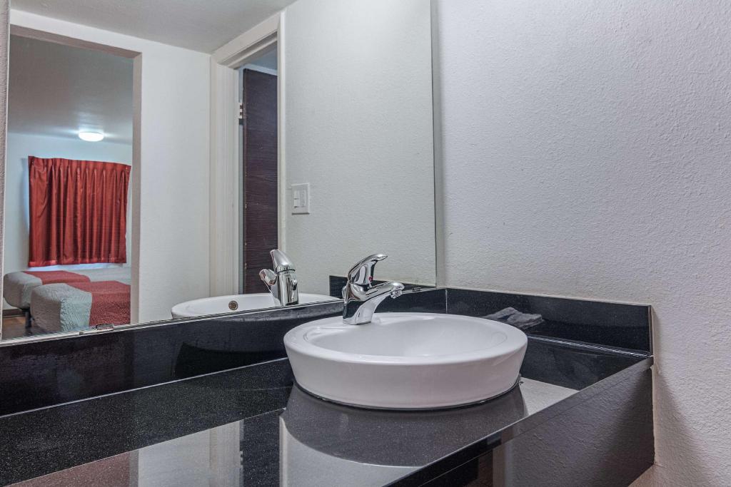 2 Full Beds Mobility Accessible Tub Smk، Motel6 Texarkana, AR 4/4
