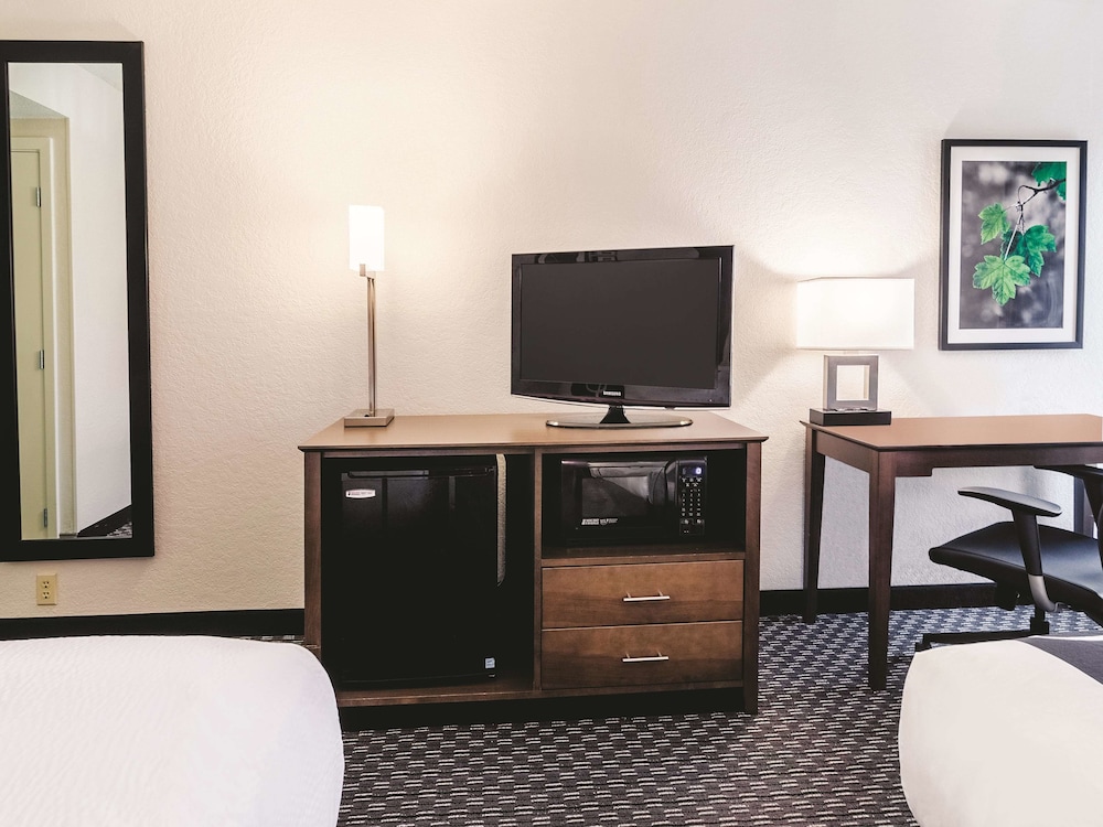 La Quinta Inn & Suites by Wyndham Myrtle Beach - N Kings Hwy 38/42