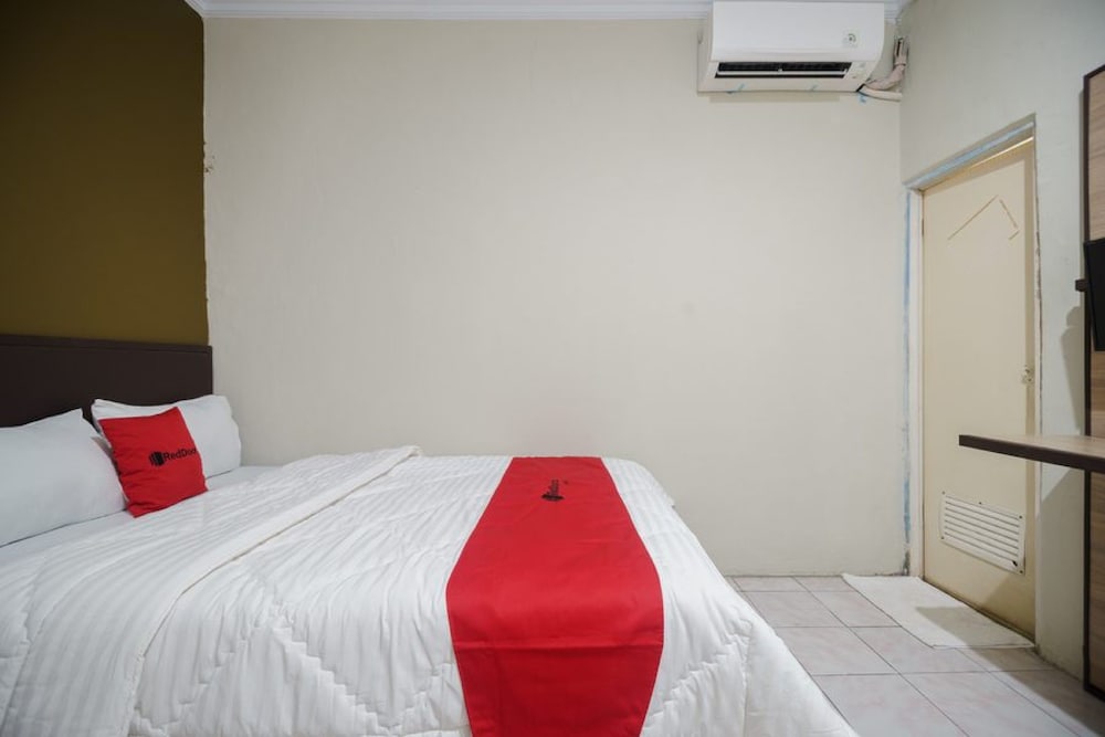 RedDoorz near Cikampek Mall Karawang 7/18