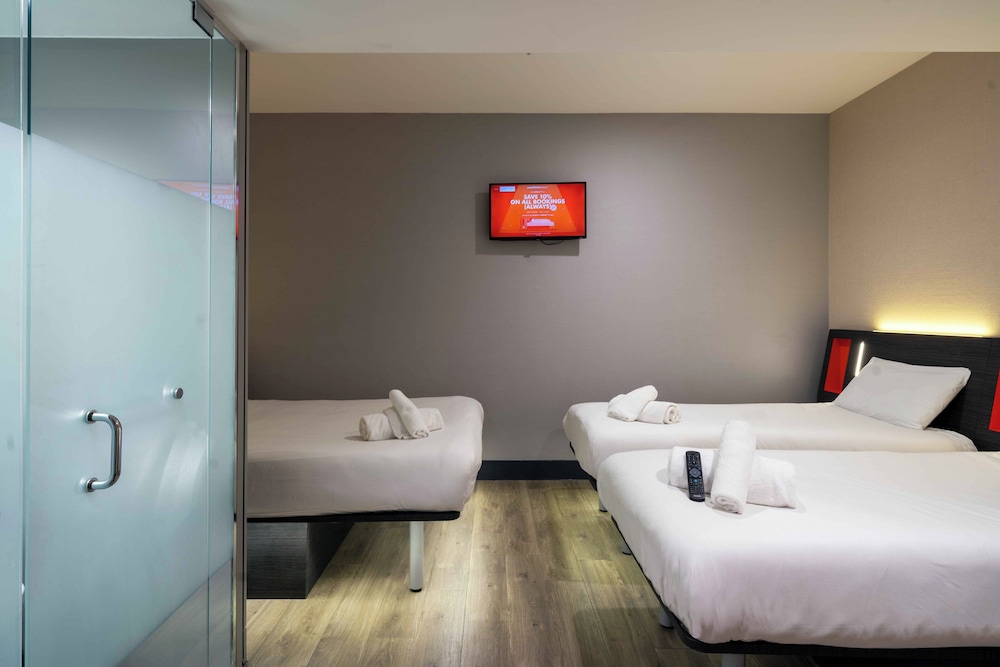 Family, Quadruple, Double and Twin Beds, No Window