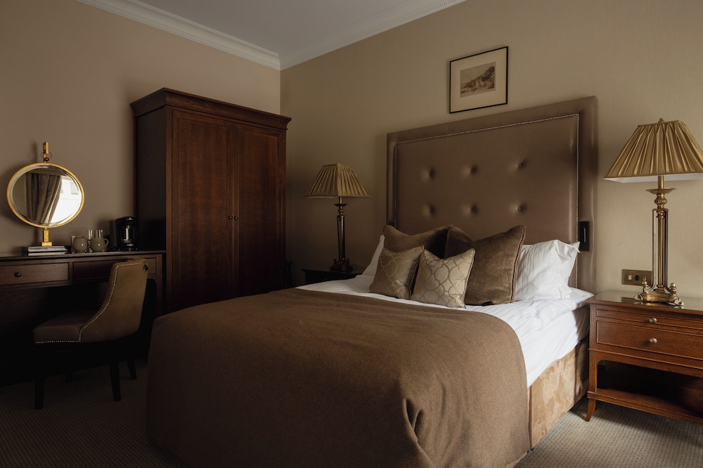 The Station Hotel 5/50