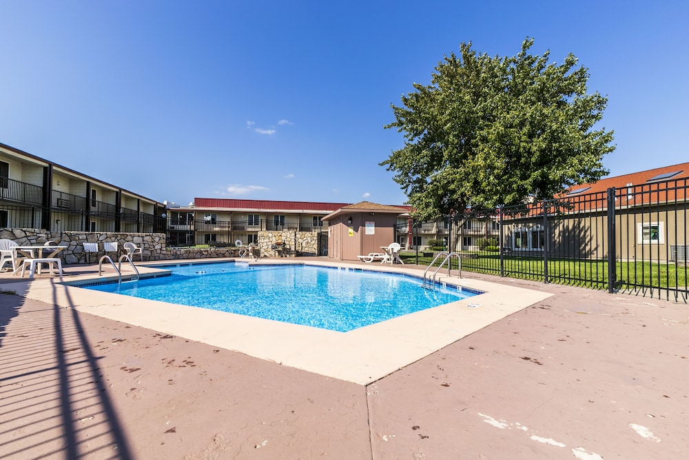 Countryside Suites Kansas City Independence I 70e Sports Complex Hotel 11/40