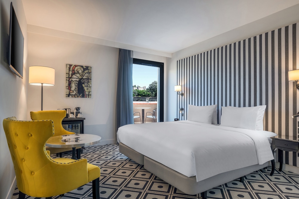 DELUXE, QUEEN BED, CITY VIEW, TERRACE