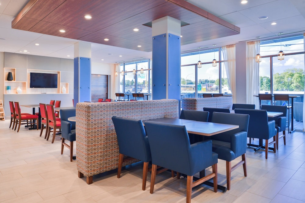Holiday Inn Express and Suites - Mall of America - MSP Airport 48/68