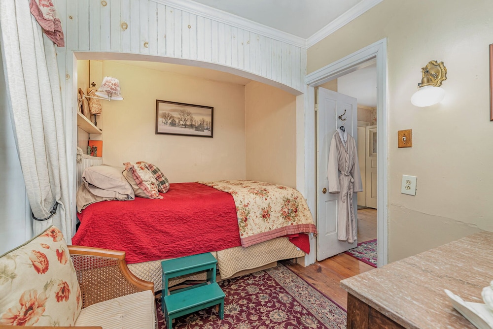 Fallen Tree Farm Bed & Breakfast 27/50