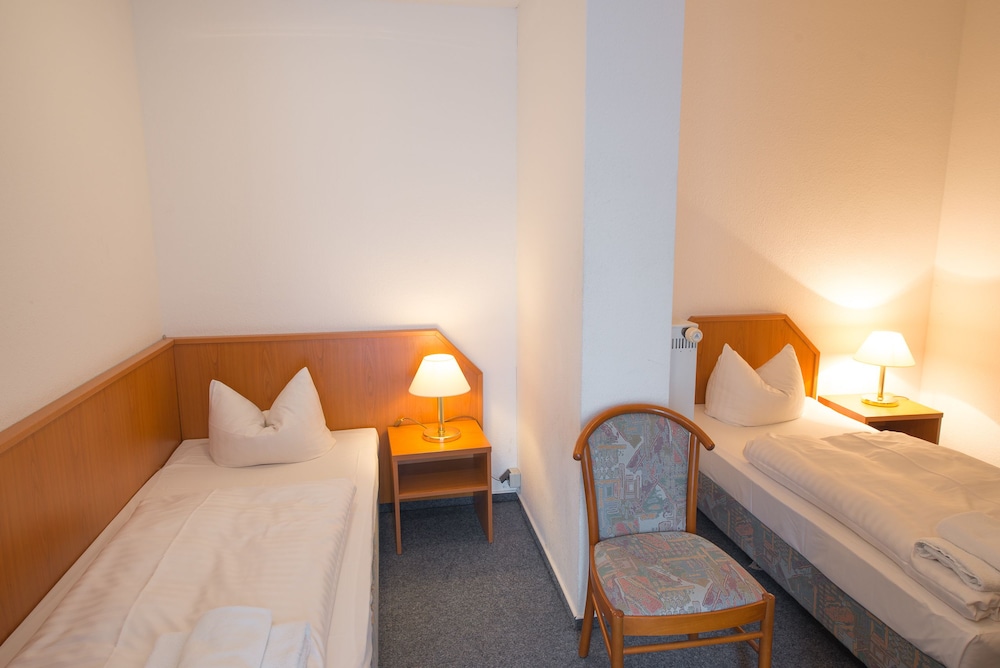 ROOM, TWIN BEDS