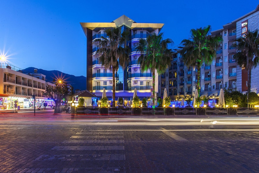 Parador Beach Hotel 27/47