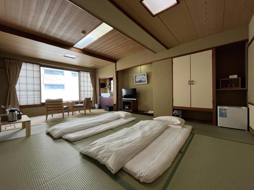 Japanese, No Bathroom, Low Floor