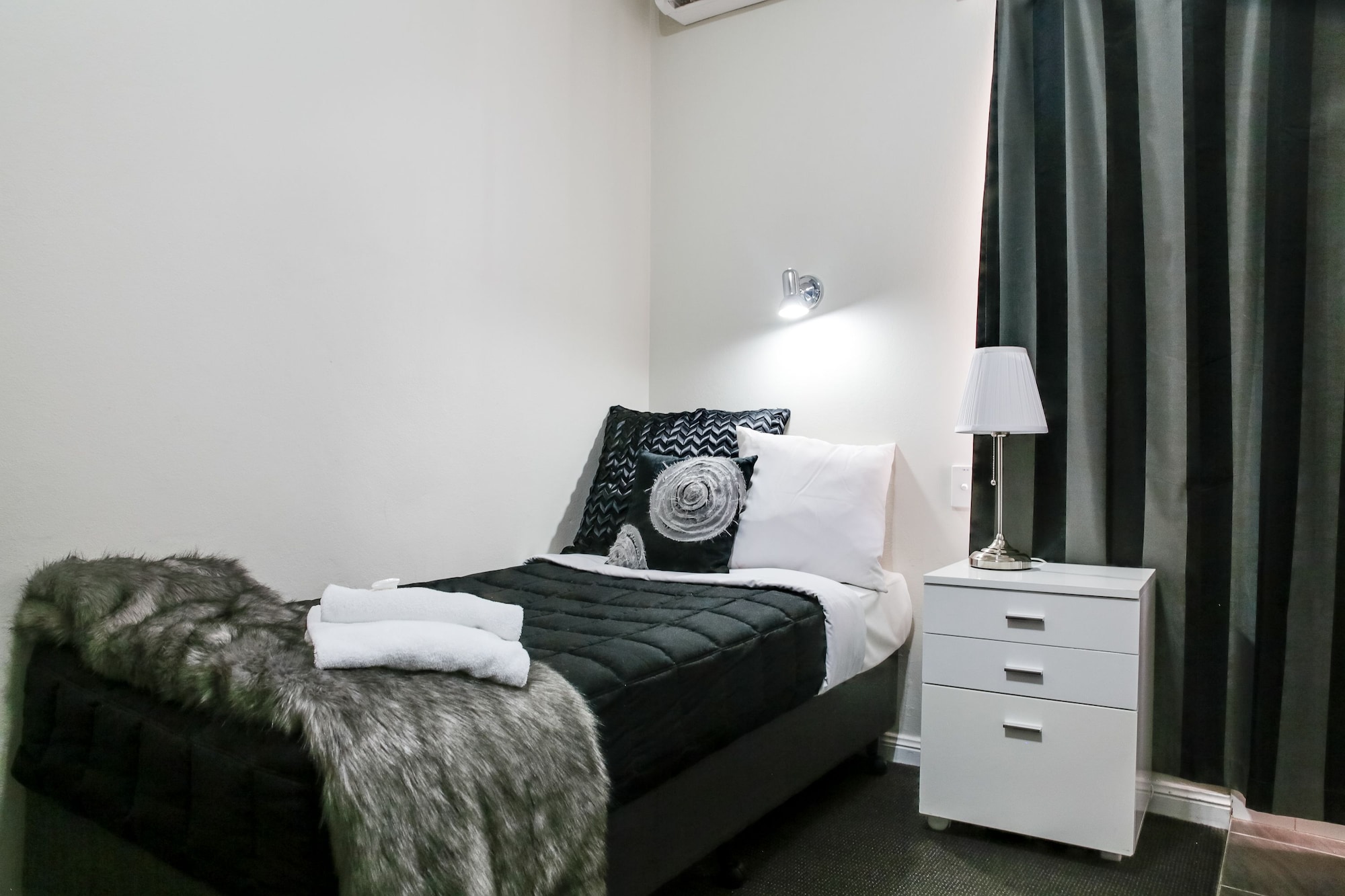 ROOM, SINGLE