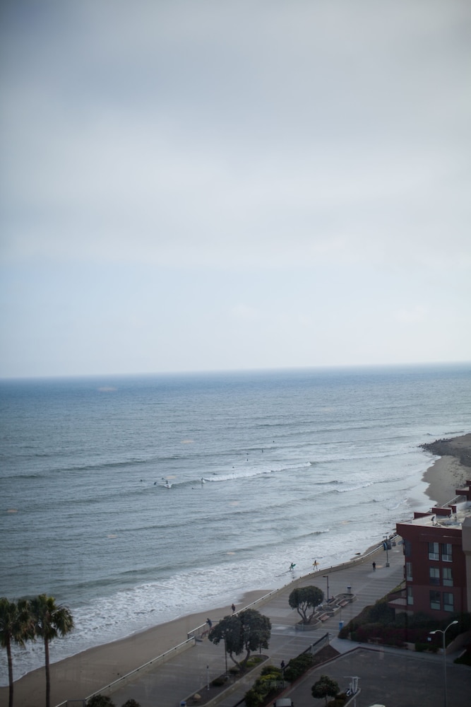Crowne Plaza Ventura Beach 34/74
