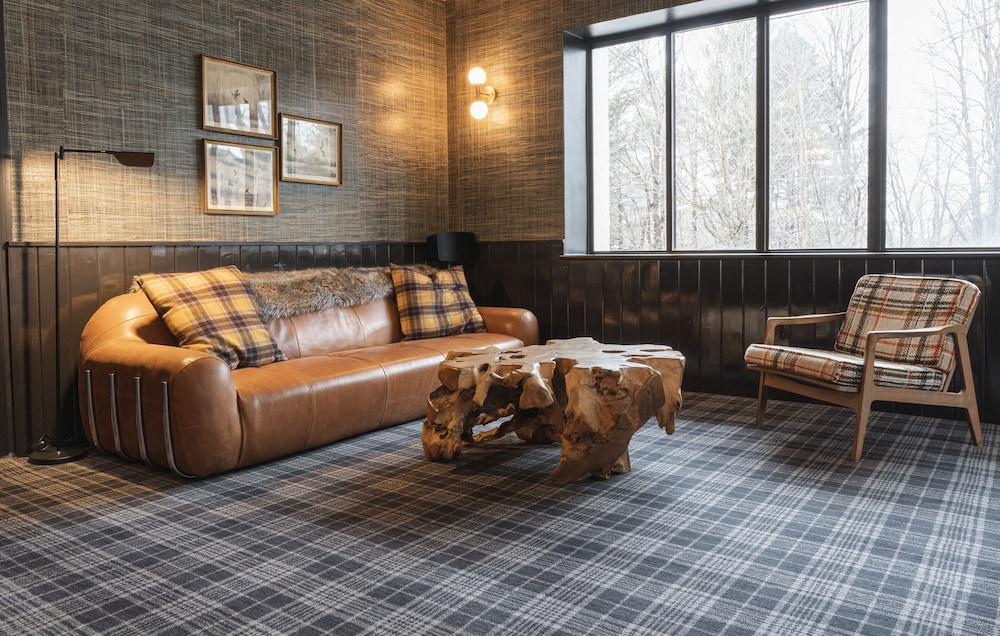 Hunter Lodge, a Bluebird by Lark 30/48