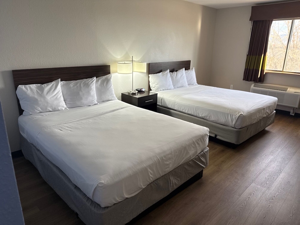 Standard, 2 Queen Beds, Bath and Shower