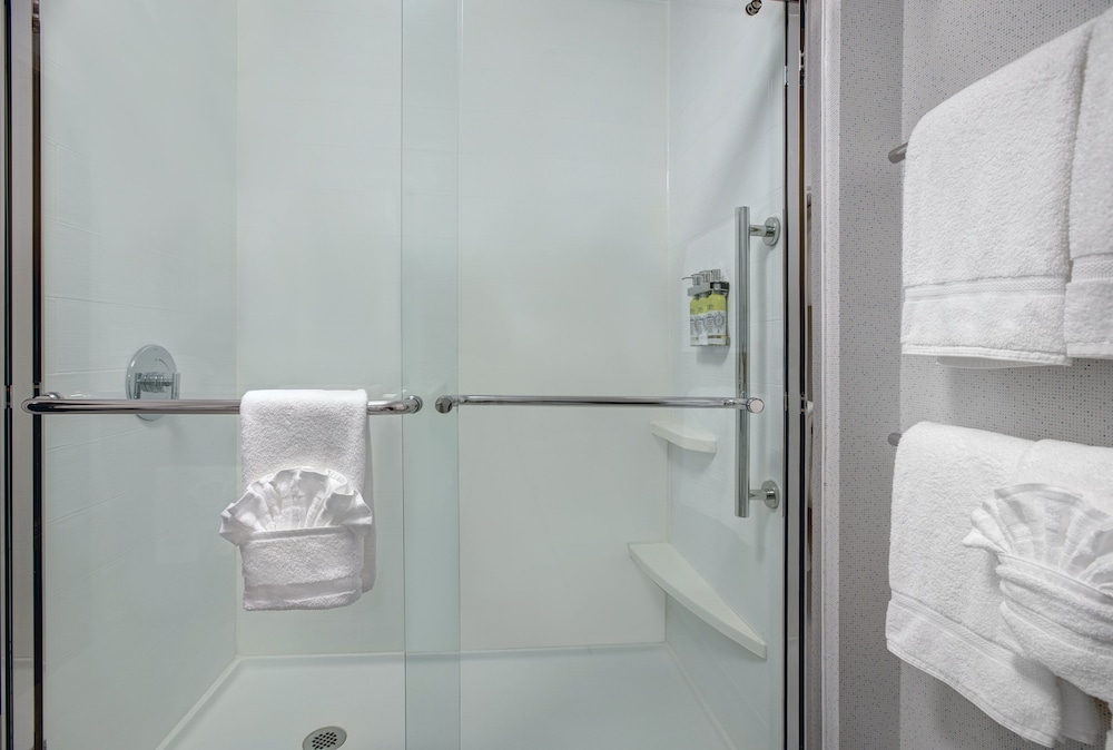 Holiday Inn Express & Suites Milwaukee - Brookfield 15/59