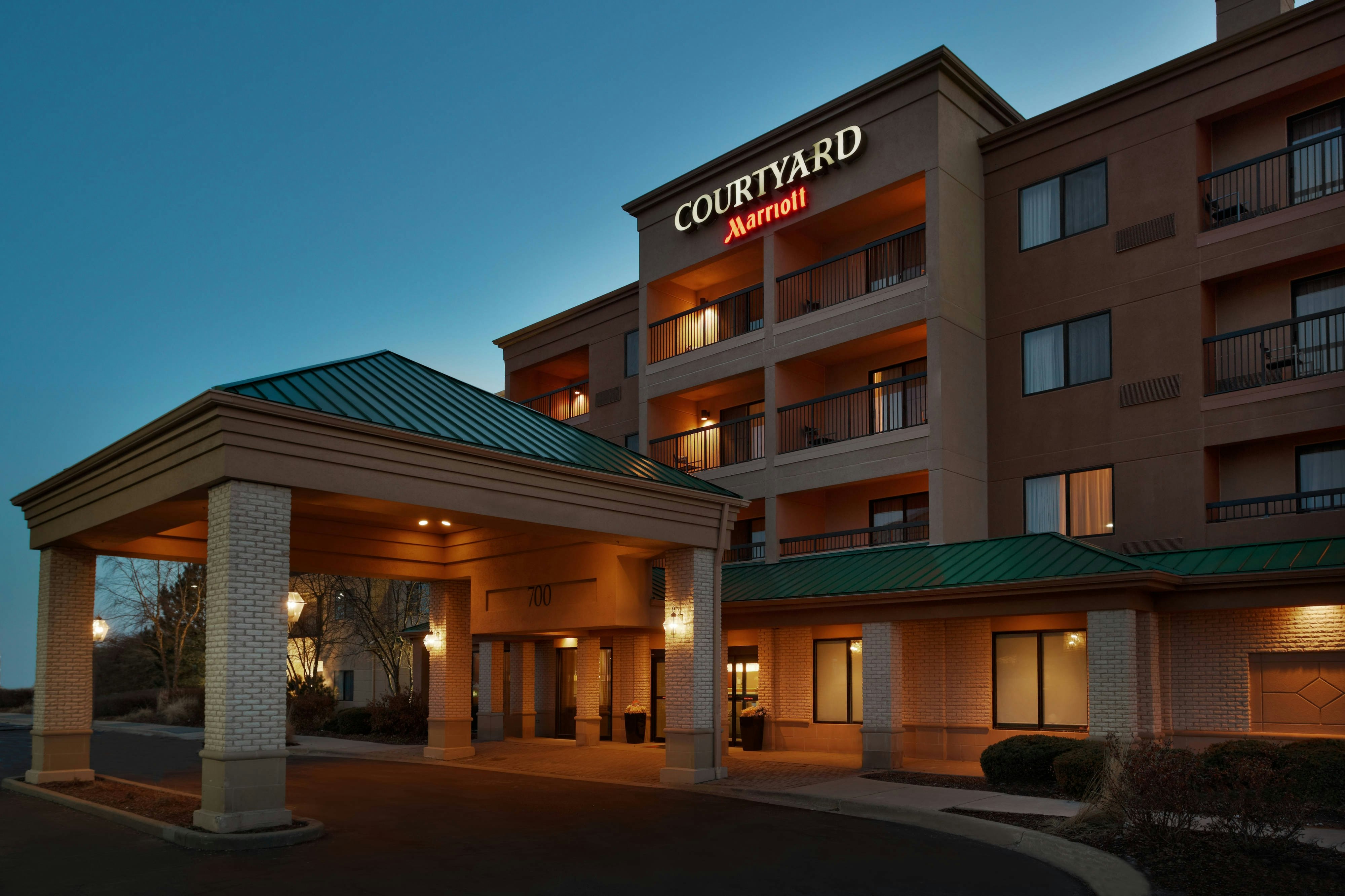 Courtyard Chicago St. Charles 2/38