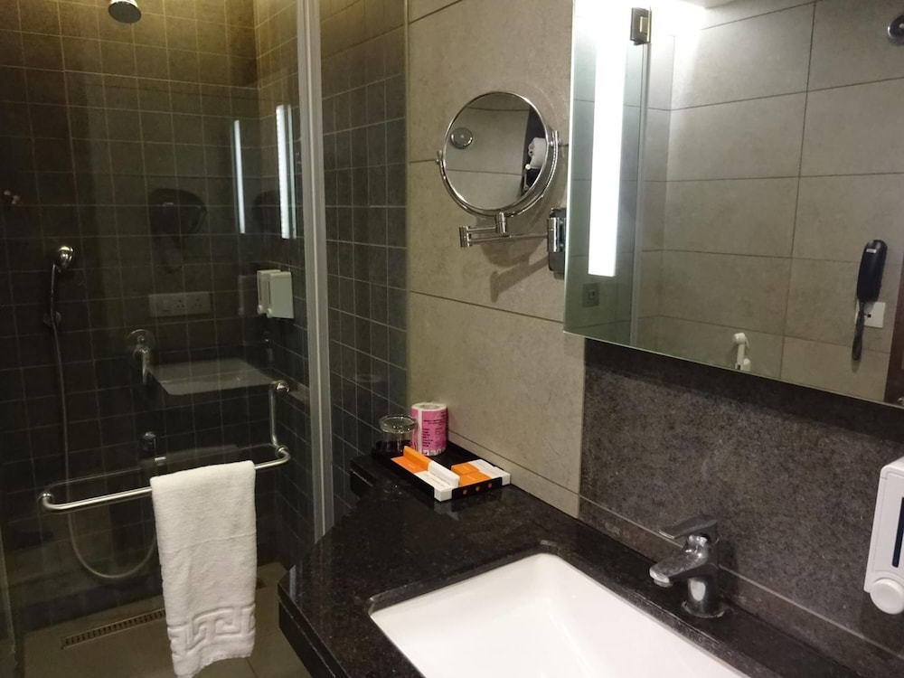 Hotel Cosmopolitan Ahmedabad 61/62
