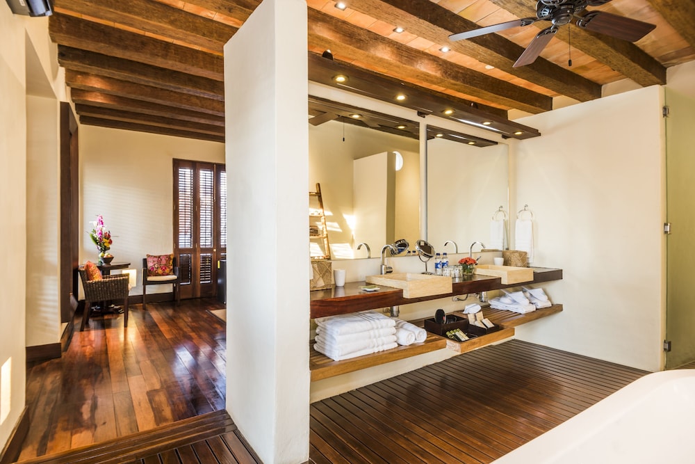 Ananda Hotel Boutique 62/70