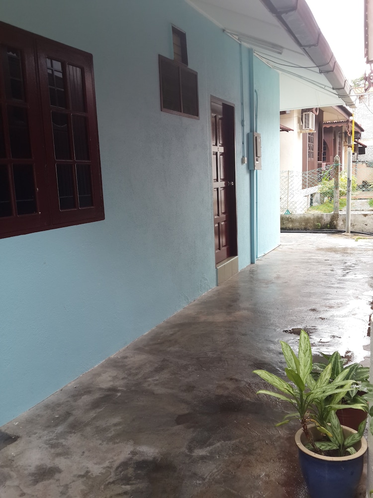 Budget Beach Resort 3/20