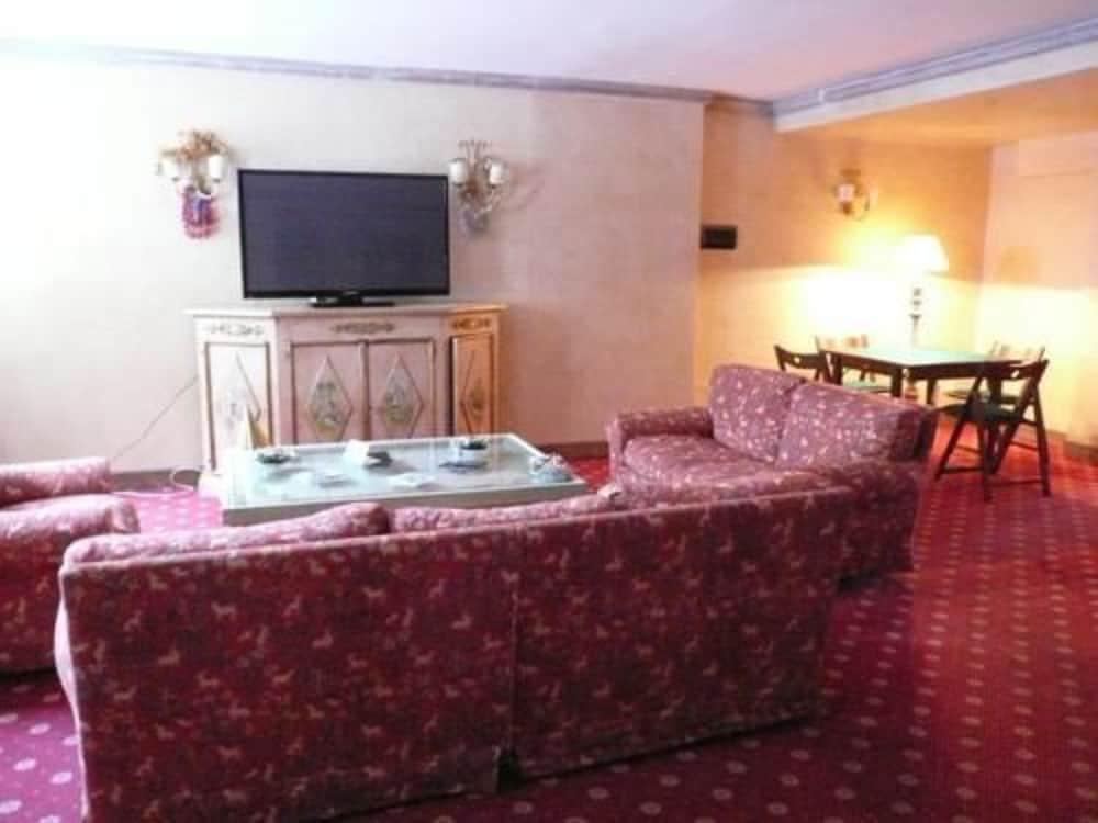 Hotel Residence Catturani 26/37