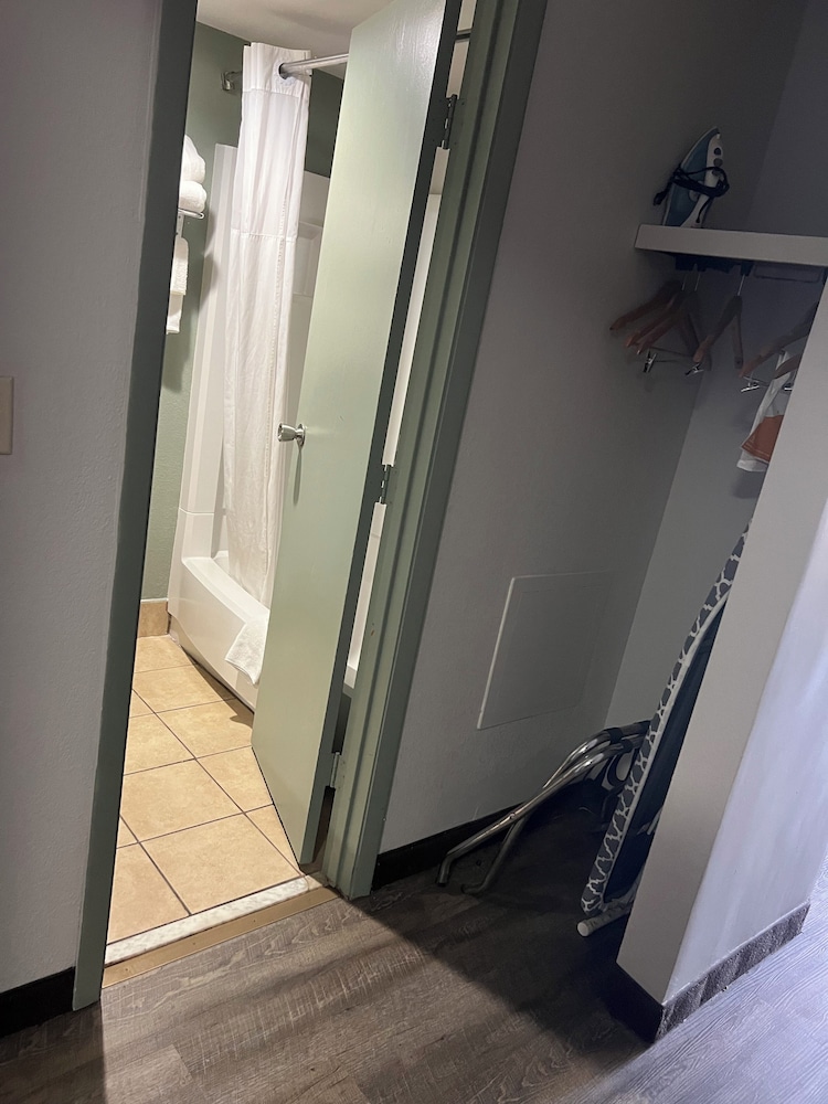Quality Inn & Suites Cincinnati Uptown Norwood 31/45