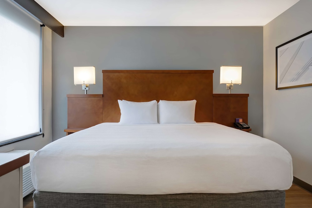 STANDARD, KING BED, SOFA