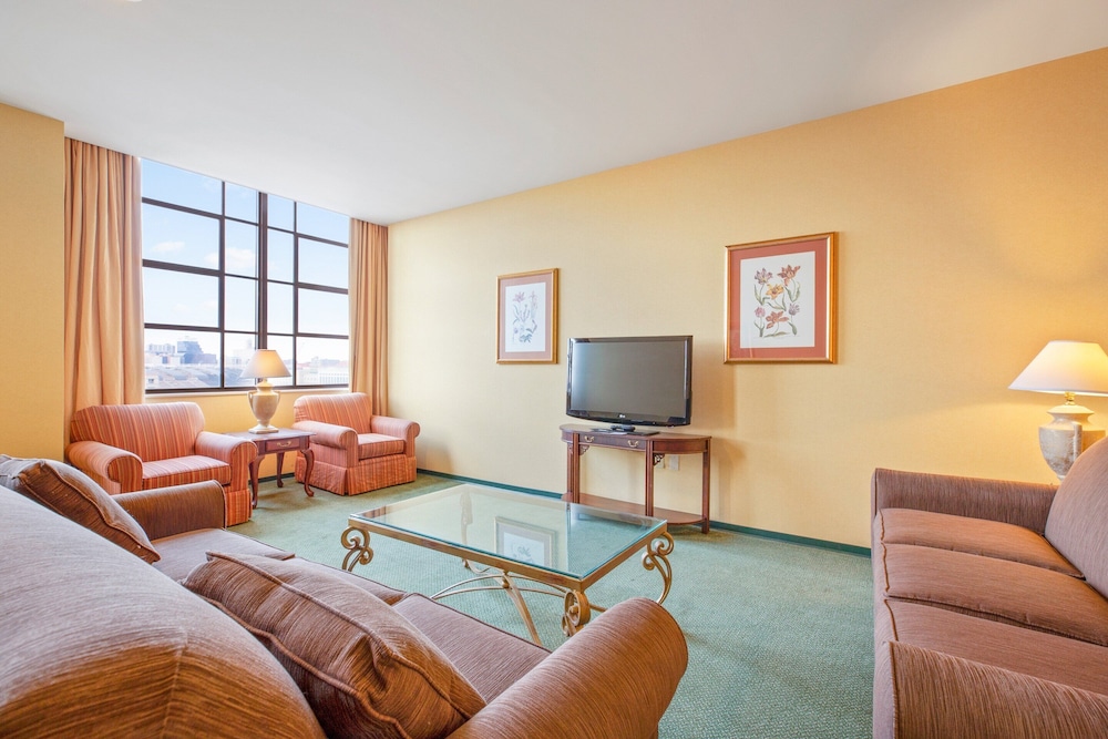 OYO Hotel St Louis Downtown City Center MO 16/22