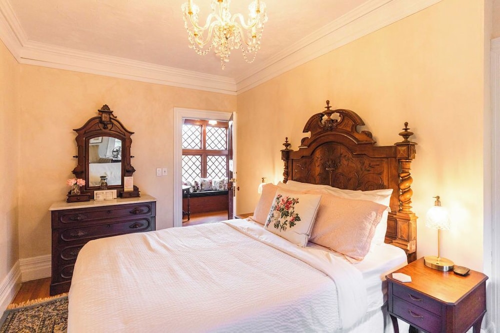 Manor House Bed & Breakfast 24/73
