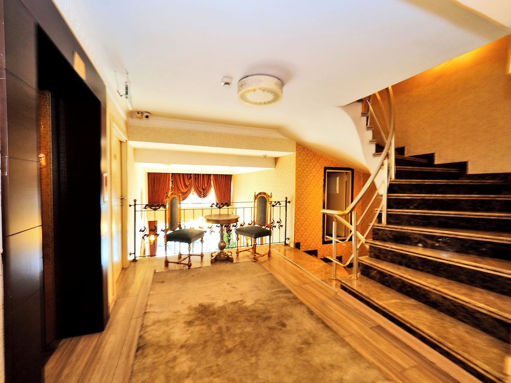 Elysion Hotel 6/48