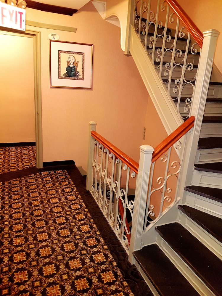 NEWTON HOTEL 19/37
