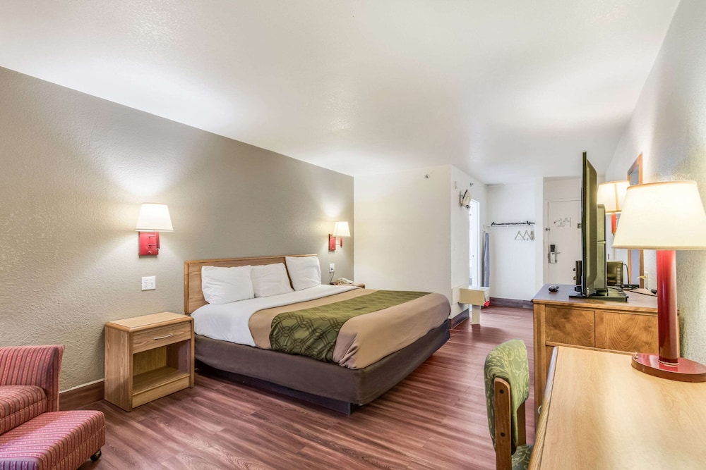 Econo Lodge Truman Inn 16/48