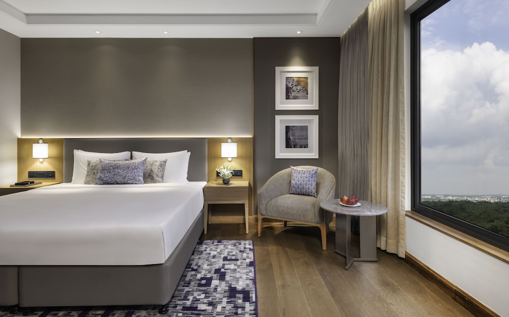 غرفة ديلوكس بسرير كينج، Vivanta Bhubaneswar DN Square 2/3