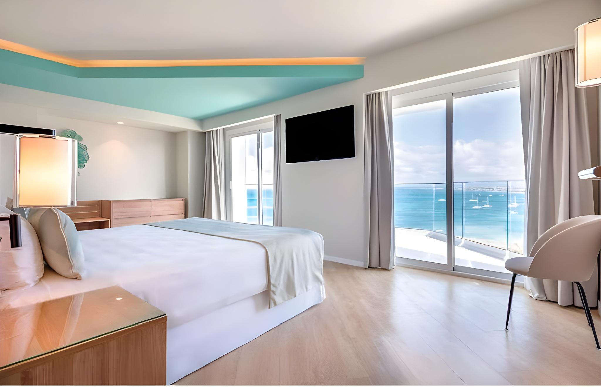 Elite, Club, Suite, Queen Bed, Ocean Front, RIU Palace Antillas - Adults Only - All Inclusive 2/2
