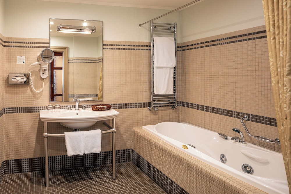 Iron Gate Hotel And Suites 67/71