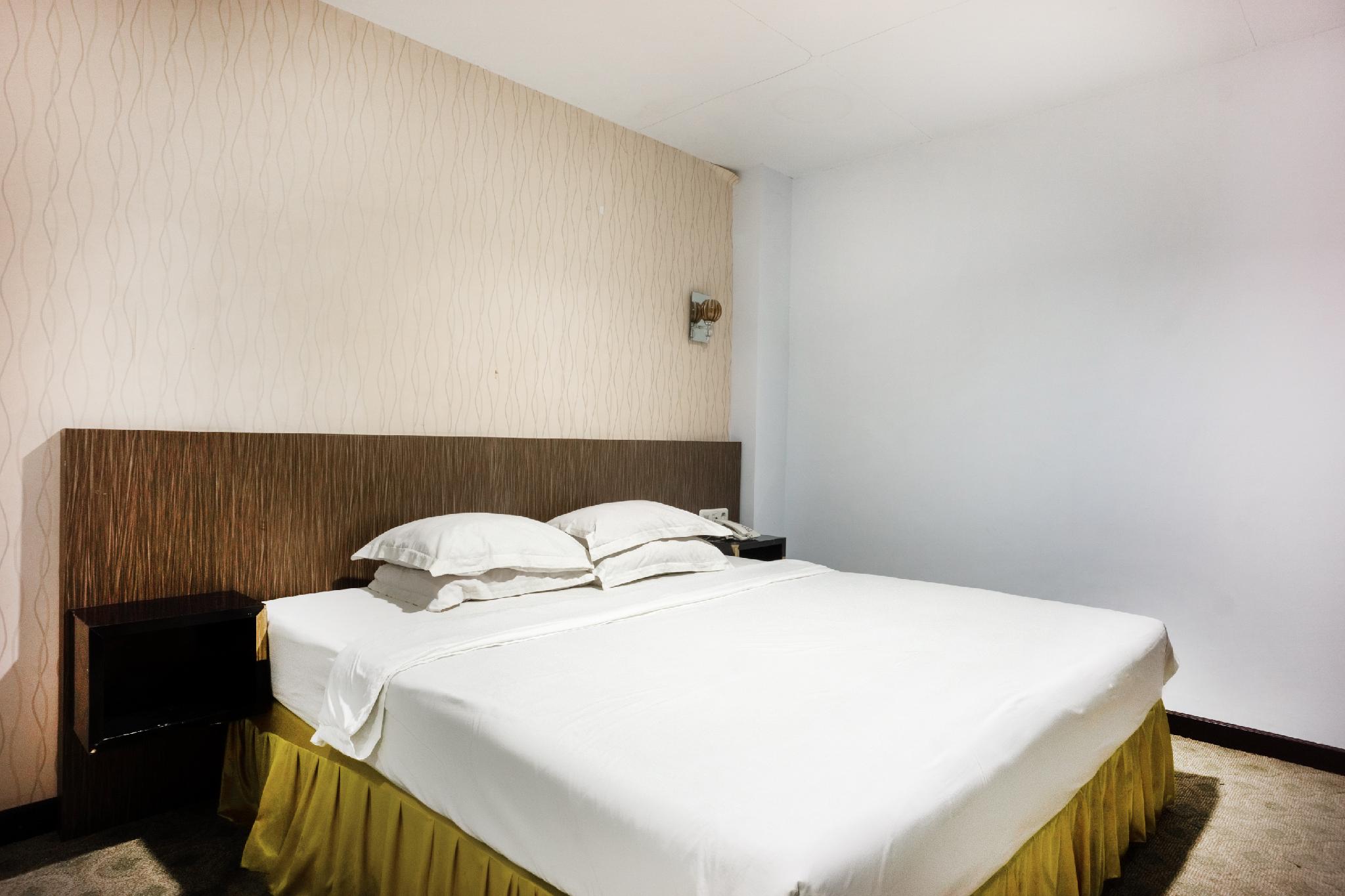 Room at Hotel O Makassar near Losari Beach formerly Ocean View Hotel, MAKASSAR