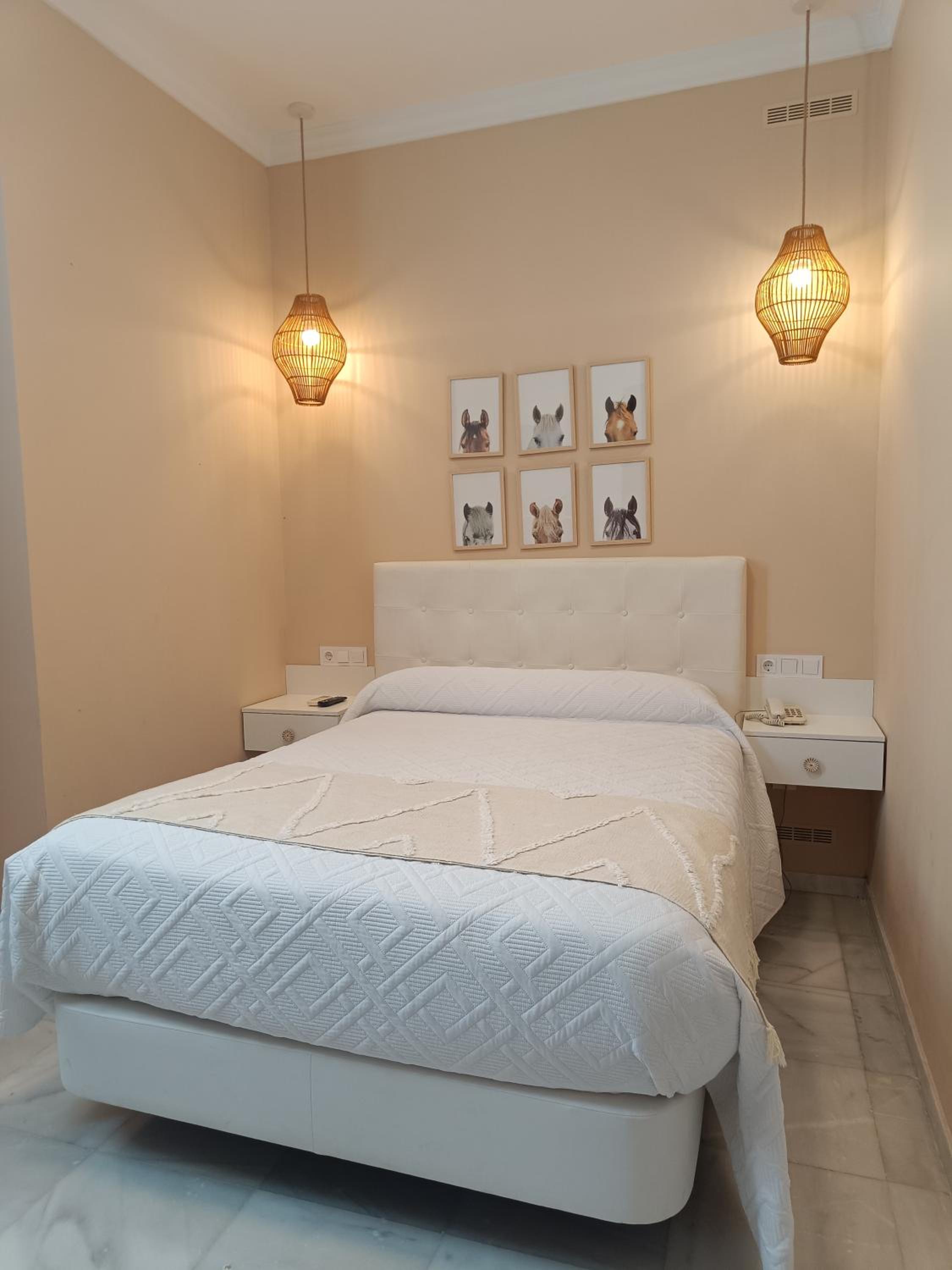 ROOM, DOUBLE BED