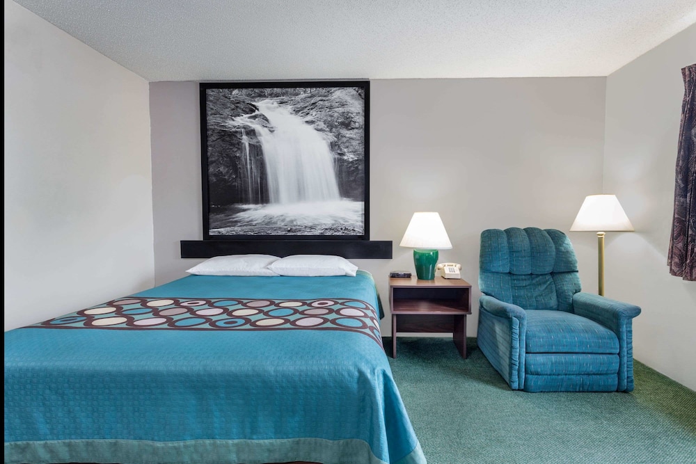 Super 8 by Wyndham Reedsburg 28/36