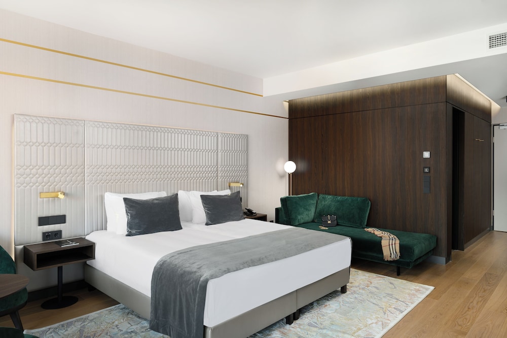 EMERALD, SUITE
