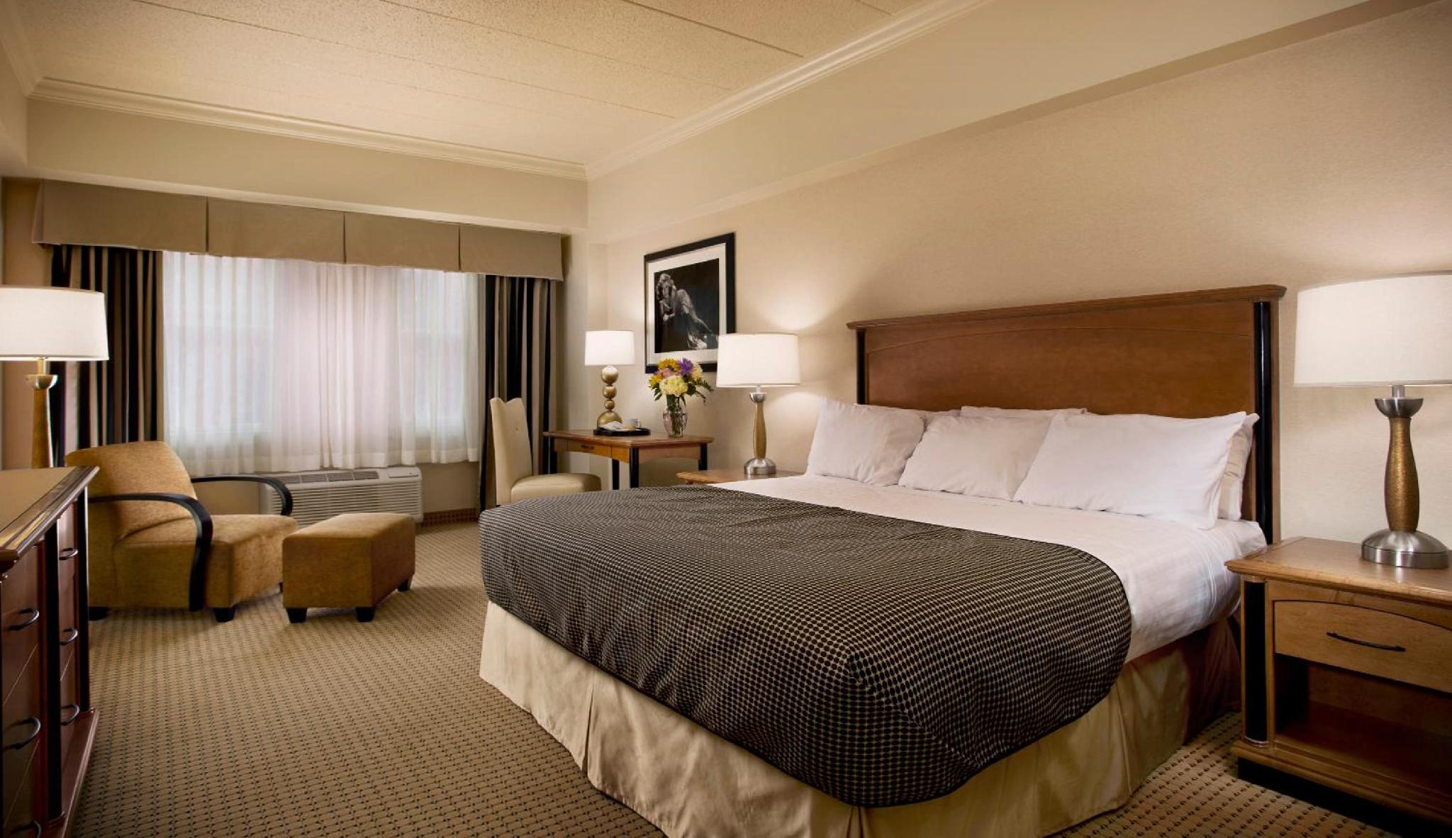 Hollywood Casino Hotel 13/37